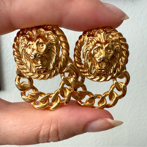 Vintage Anne Klein Gold Tone Lions Head Door Knocker Earrings Clip On Chain Hoop - Picture 1 of 9